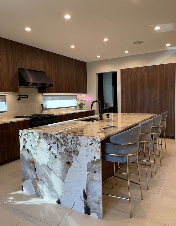 YUSHI Modern aydınlatılmış mutfak tezgahı patpatia Pandora High End oteller için doğal quarsit adası